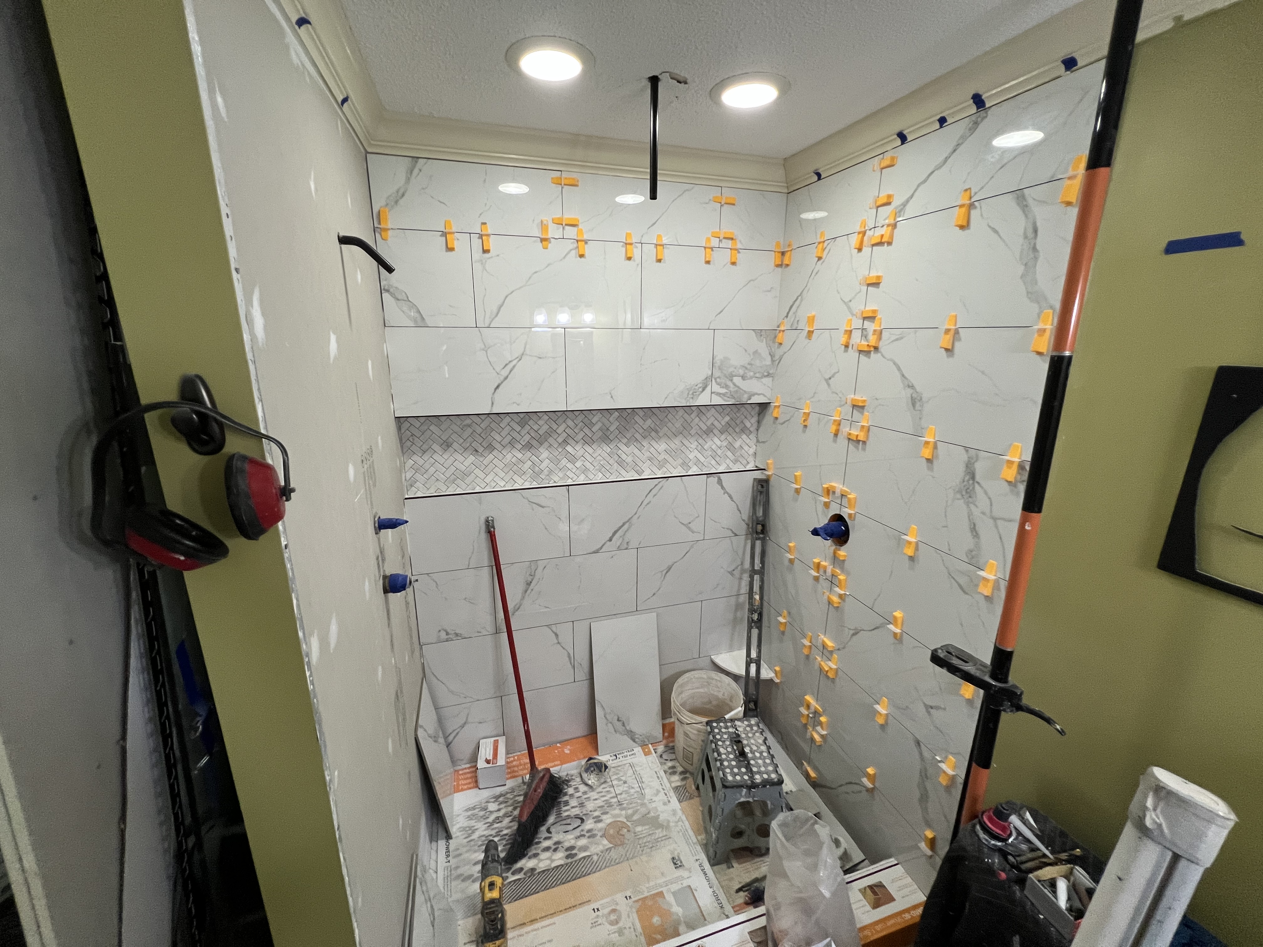 Large format tile installation with leveling system